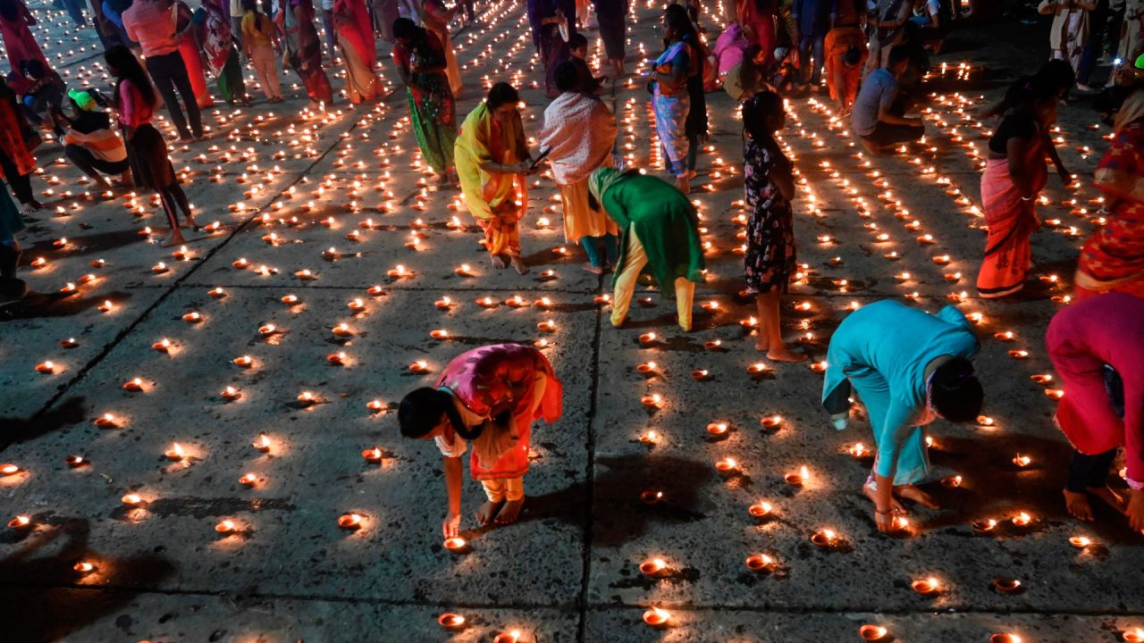 Los devotos hindúes encienden lámparas de aceite tradicionales para celebrar Dev-Diwali en las orillas del río sagrado Ganges en Calcuta. | Foto:Dibyangshu Sarkar / AFP