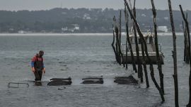 Un criador de ostras francés trabaja en su criadero de ostras frente al puerto de La Teste en la bahía de Arcachon, en el suroeste de Francia.