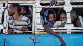 Una pareja de refugiados etíopes recién casados, Luwam Hagos, de 17 años, y Mekunnt Girmeay, de 22, que huyeron del conflicto de Tigray en Etiopía, son trasladados en autobús desde el Centro de Recepción Fronteriza al campo de refugiados de Um Raquba después de cruzar la frontera. ayer en Hamdayit, en el este de Sudán.