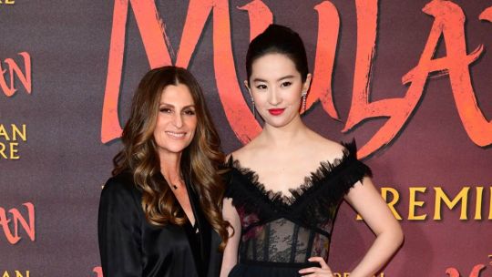 La directora junto a la Mulán de carne y hueso, la actriz china Yifei Liu.