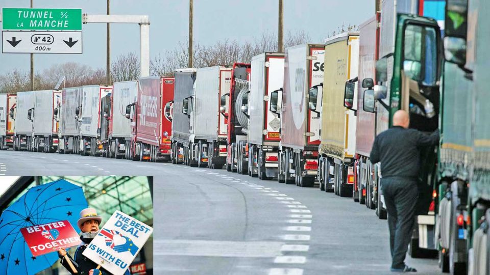 Temores. Camiones con importaciones desde Europa esperan cruzar el túnel hacia Inglaterra. No se sabe qué pasará en 2021.
