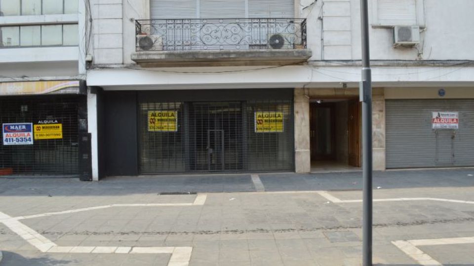 CIERRES EN EL CENTRO. El centro, con sus calles peatonales y galerías, muestra una de las postales más gráficas del cierre de negocios y empresas.