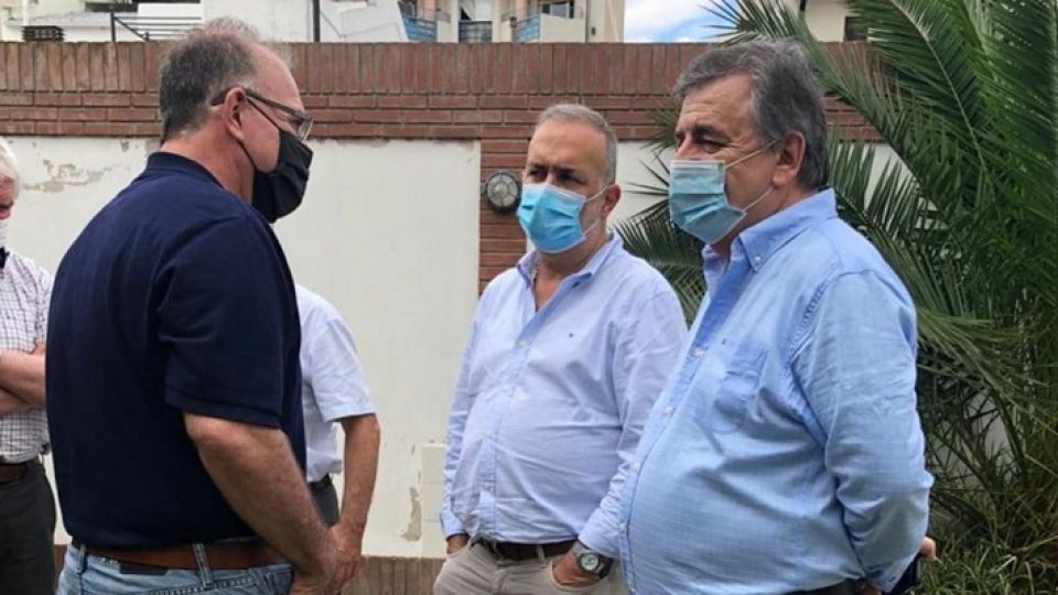 ABRAZO EN EL SUR. Negri estuvo con Abrile y se abrazó efusivamente con Mestre.