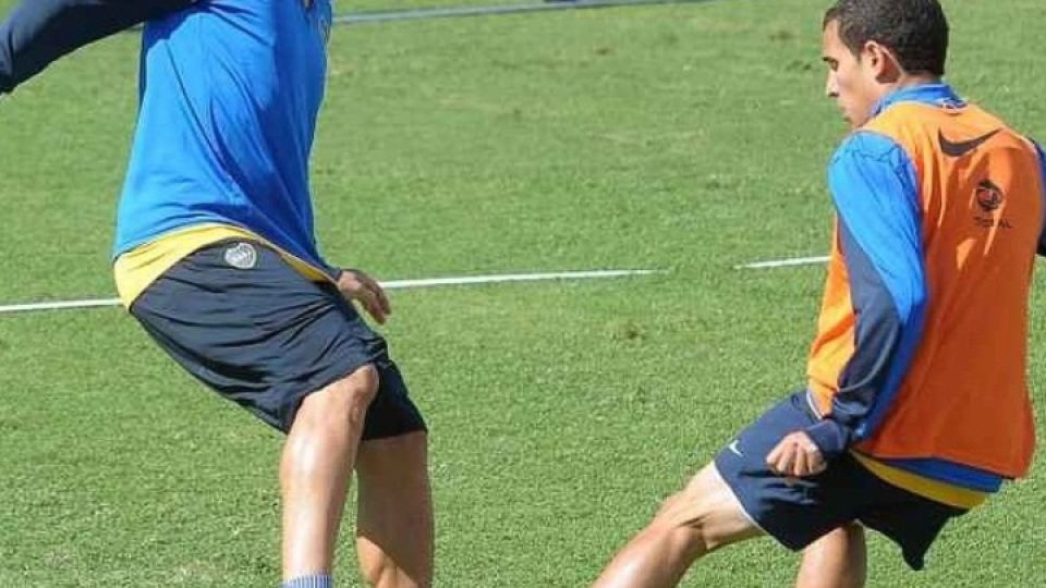 CON ROMÁN. En un entrenamiento de Boca, enfrentando a Riquelme.