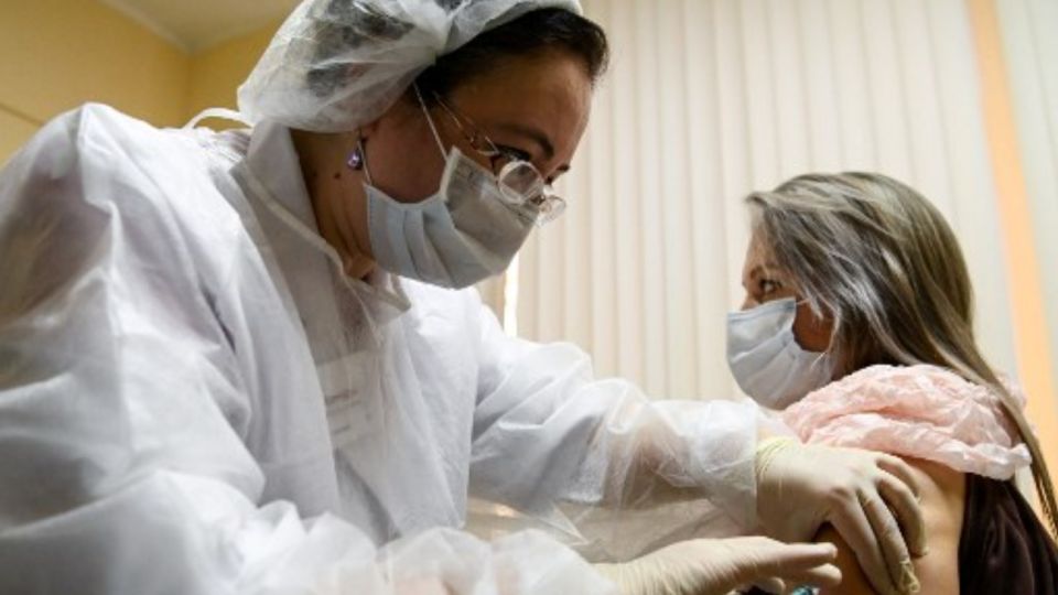 Rusia comenzó la vacunación contra el coronavirus con la Sputnik V.