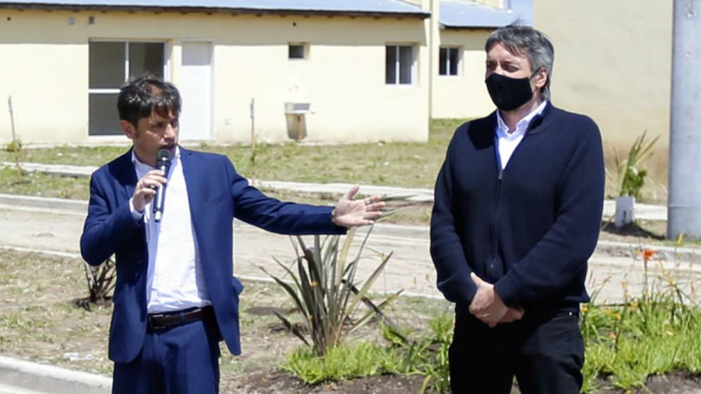 Kicillof y Máximo Kirchner, en el acto de entrega de viviendas en Moreno en que estuvieron en contacto con un contagiado de coronavirus.