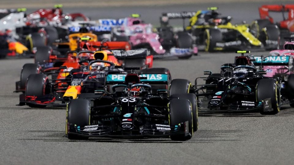 En la largada, Russell se hace con la punta tras superar a Bottas