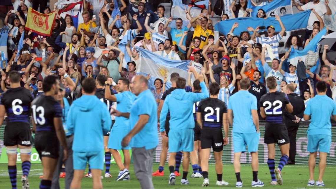 Argentina players wave to their fans at the end of the 2020 Tri-Nations rugby match between the Australia and Argentina in Sydney on December 5, 2020.