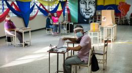 Una escuela de Caracas, este domingo temprano, con los encargados del comicio esperando que asistan votantes.