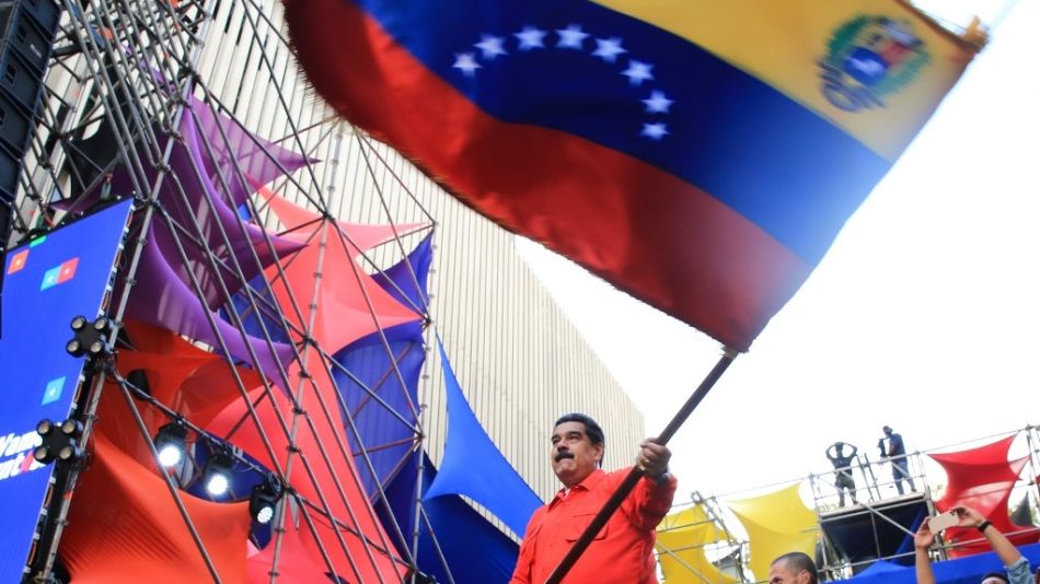 Nicolás Maduro agita la bandera de Venezuela (AFP)