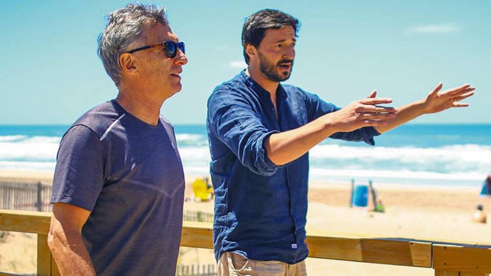 Descontracturado. El ex presidente, ayer recorriendo la playa junto al intendente Martín Yeza.