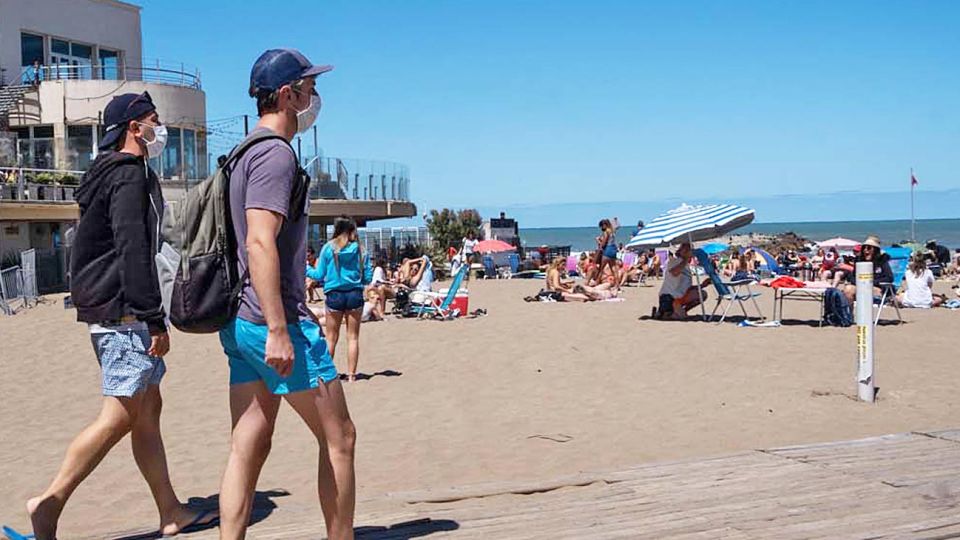 Cuidados. Las ciudades balnearias fijaron protocolos para recibir a los turistas este fin de semana largo.