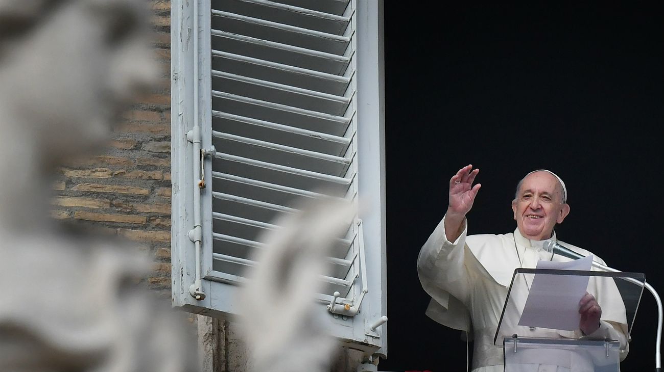 Papa Francisco ante la plaza de San Pedro.