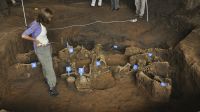 Unos 600 cuerpos hallados en fosas comunes e individuales esperan por ser identificados.