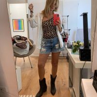 Flavia Palmiero mostró su increíble cuerpo en ropa interior y con una camisa a sus 54 años