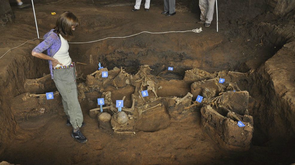 Unos 600 cuerpos hallados en fosas comunes e individuales esperan por ser identificados.