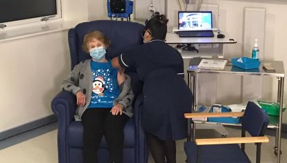 Margaret Keenan fue la primera persona del mundo en recibir la vacuna de Pfizer.