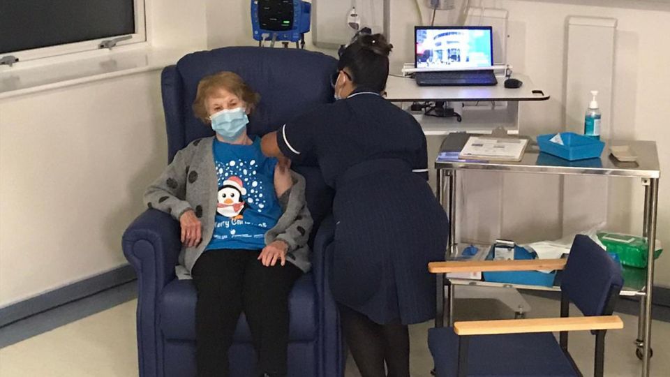 Margaret Keenan fue la primera persona del mundo en recibir la vacuna de Pfizer.