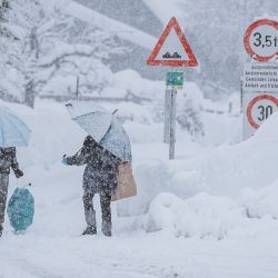Austria, Lienz: peatones con paraguas se abren paso a través de la nieve en el este del Tirol. | Foto:APA / DPA