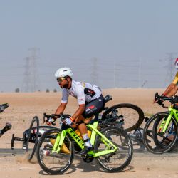Un ciclista se cae de su bicicleta después de chocar con otro competidor durante la carrera ciclista local Al-Silm en el desierto fuera del emirato del Golfo de Dubai. | Foto:Karim Sahib / AFP