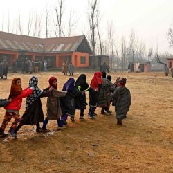 Los niños juegan dentro de un colegio electoral durante la segunda fase de las elecciones parciales del Consejo de Desarrollo Distrital (DDC) y Panchayat en el área de Najan Sumbal del distrito de Bandipora. | Foto:Tauseef Mustafa / AFP