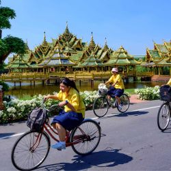 Los escolares pasan en bicicleta frente a una réplica del Pabellón de los Iluminados en el Parque del Patrimonio de la Ciudad Antigua en Samut Prakan, a unos 25 km al sur de Bangkok. | Foto:Mladen Antonov / AFP