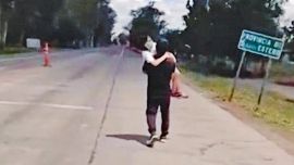 Hombre carga a su hija