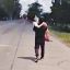 Hombre carga a su hija