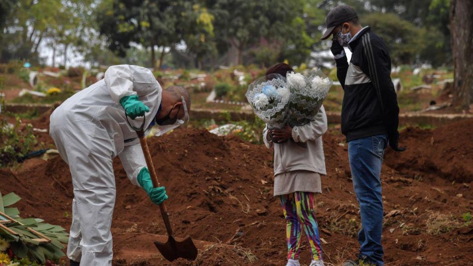 Un entierro en San Pablo. La pandemia se complica en el país.