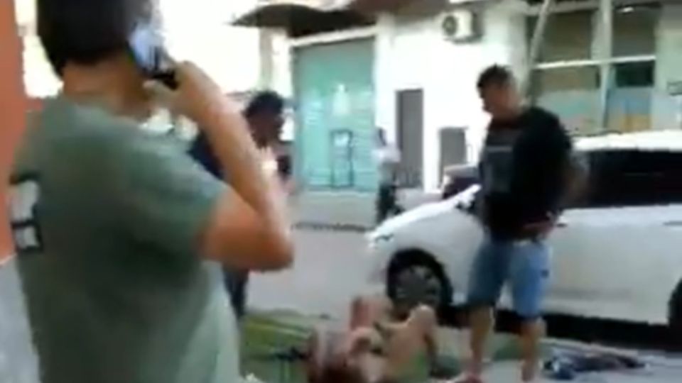 El presunto ladrón suplicaba en el piso que dejen de golpearlo.