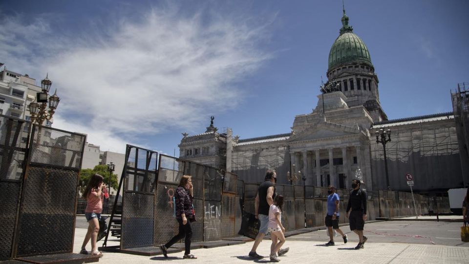 El vallado se dispuso para dividir la Plaza Congreso a la mitad.