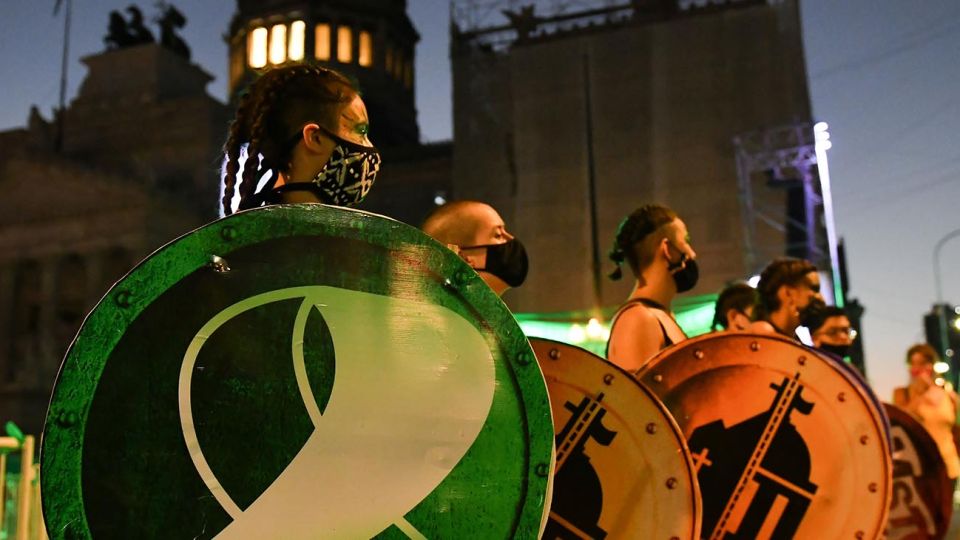 Grupos de personas favorables a la sancion de la ley de aborto legal realizan una vigilia en el congreso esperando el debate del proyecto que comenzará mañana en la cámara baja.