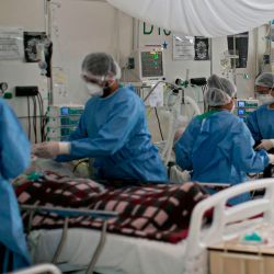 Los trabajadores médicos asisten a los pacientes con COVID-19 en un hospital de campaña en Belem, estado de Pará, Brasil. | Foto:Tarso Sarraf / AFP