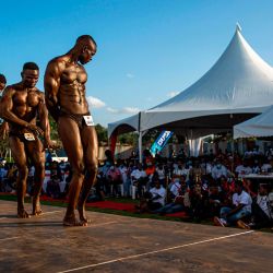 Los culturistas se alinean en el escenario para participar en la competencia de culturismo Iron Fit en Nairobi. | Foto:Patrick Meinhardt / AFP