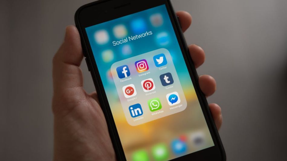 Facebook Apple