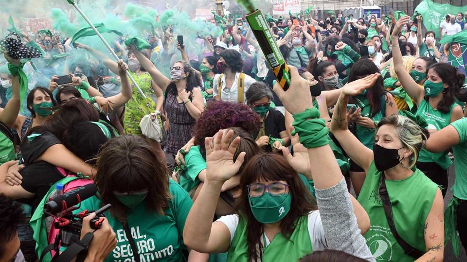 Festejos frente al Congreso tras la media sanción del aborto. Foto: Télam.