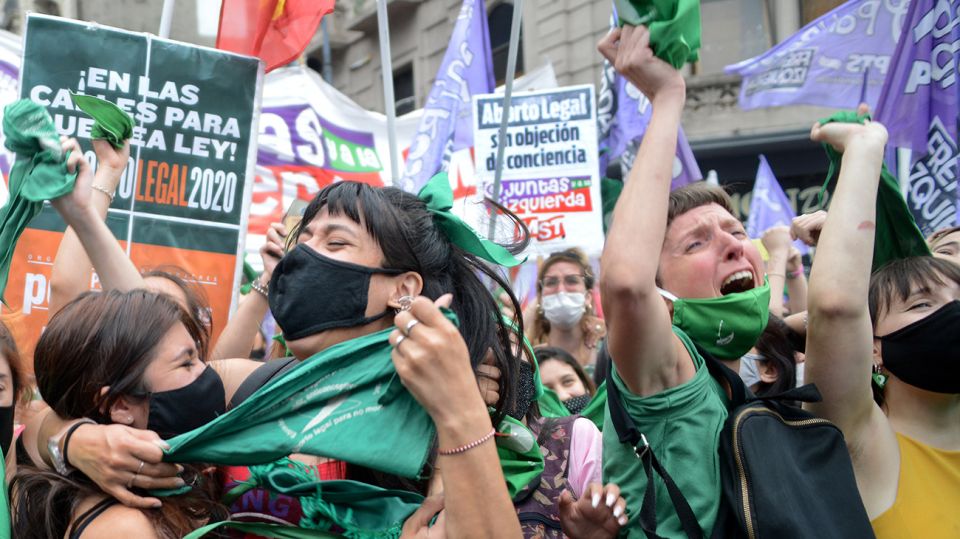 Festejos "verdes" tras la aprobación del aborto en Diputados. Foto: Pablo Cuarterolo.