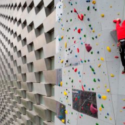 El escalador danés Mikkel Frederiksen se encuentra en el muro de escalada de 85 m de largo en la estructura al aire libre CopenHill en Copenhague. | Foto:Olivier Morin / AFP