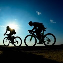 Los ciclistas compiten en la carrera ciclista local Al-Silm en el desierto a las afueras del emirato del Golfo de Dubai. | Foto:Karim Sahib / AFP