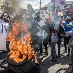 Los haitianos se manifiestan en Port-au-Prince, con motivo del Día Internacional de los Derechos Humanos, exigiendo su derecho a la vida ante un recrudecimiento de los secuestros perpetrados por pandillas. | Foto:Valerie Baeriswyl / AFP