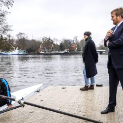 El rey holandés Willem-Alexander visita el Willem III Rowing Club para trabajar en los impactos de las medidas de salud del covid-19 en el deporte, en Ámsterdam. | Foto:Remko de Waal / ANP / AFP