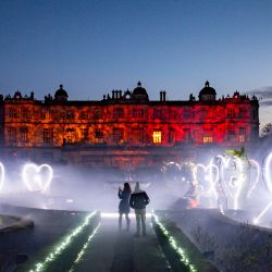 Inglaterra, Warminster: los visitantes caminan entre luces y estructuras iluminadas en los jardines de Longleat House, como parte del festival de invierno Land of Light 2020. | Foto:Ben Birchall / PA Wire / DPA