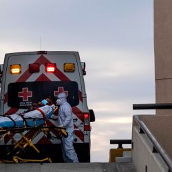 Un paciente con síntomas de COVID-19 es transportado en un carrito en el Hospital General del IMSS en Tijuana, Estado de Baja California, México. | Foto:Guillermo Arias / AFP
