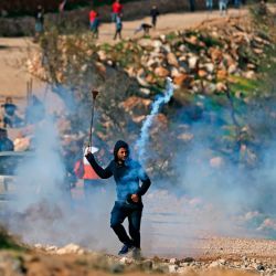 Los manifestantes palestinos chocan con las fuerzas de seguridad israelíes luego de una manifestación en la aldea de Mughayir, al norte de la ciudad cisjordana de Ramallah. | Foto:Abbas Momani / AFP