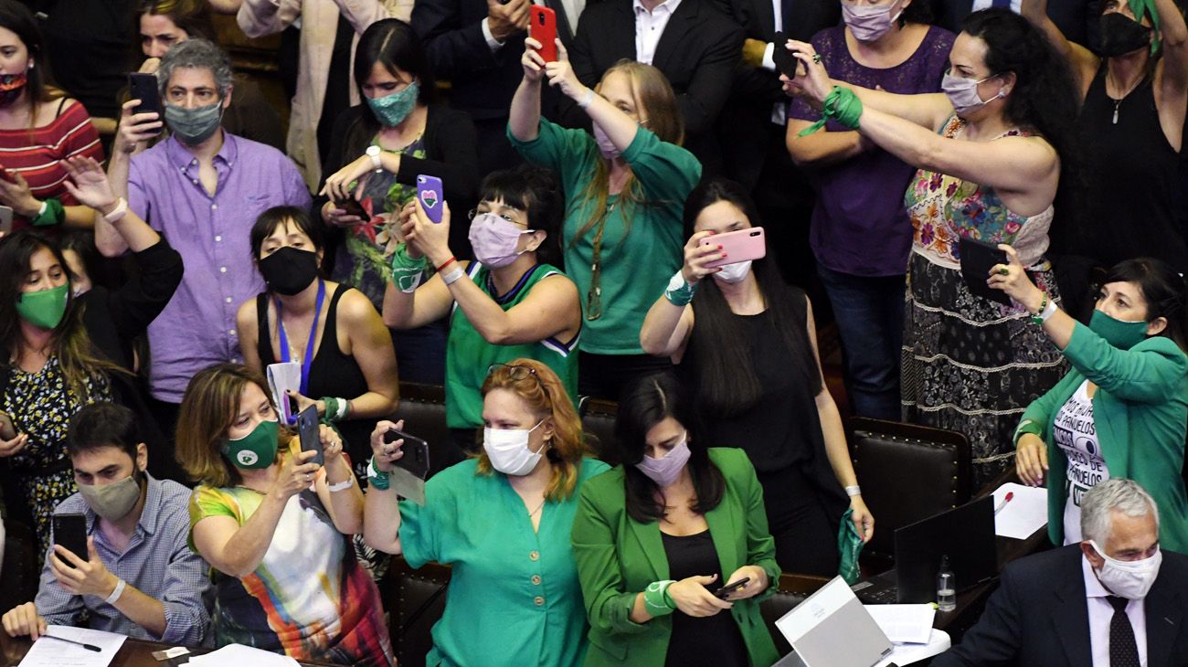 Imágenes en el contexto de la votación por el aborto en Diputados.