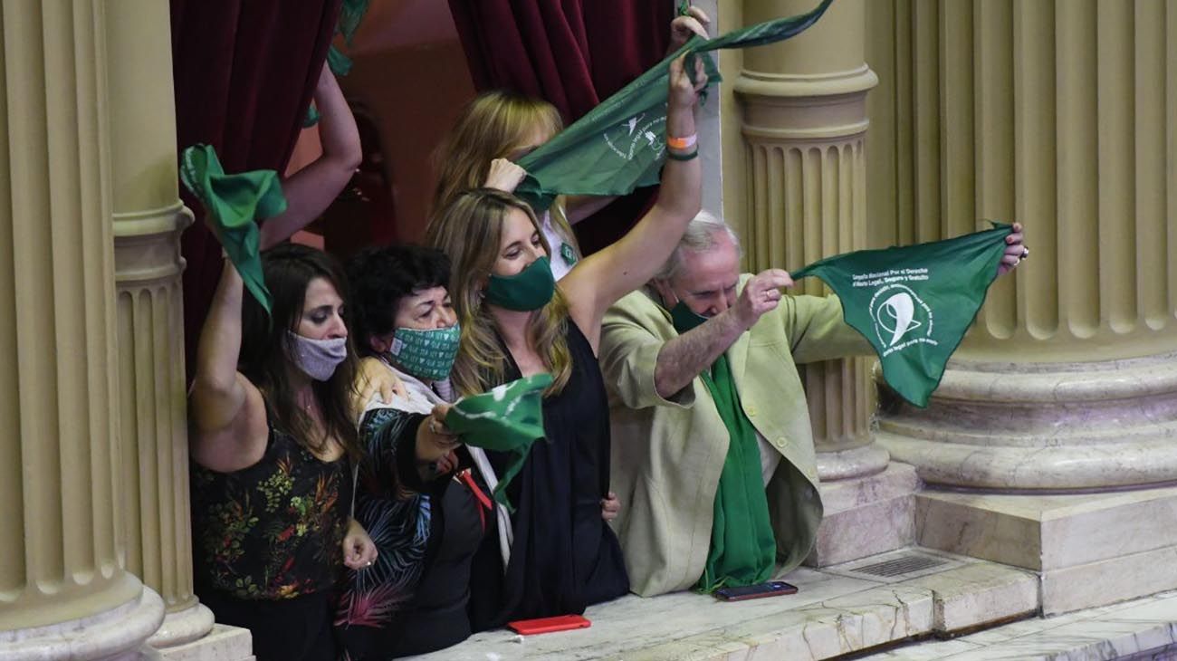 Diputados le dio media sanción a la legalización del aborto y ahora se define en el Senado