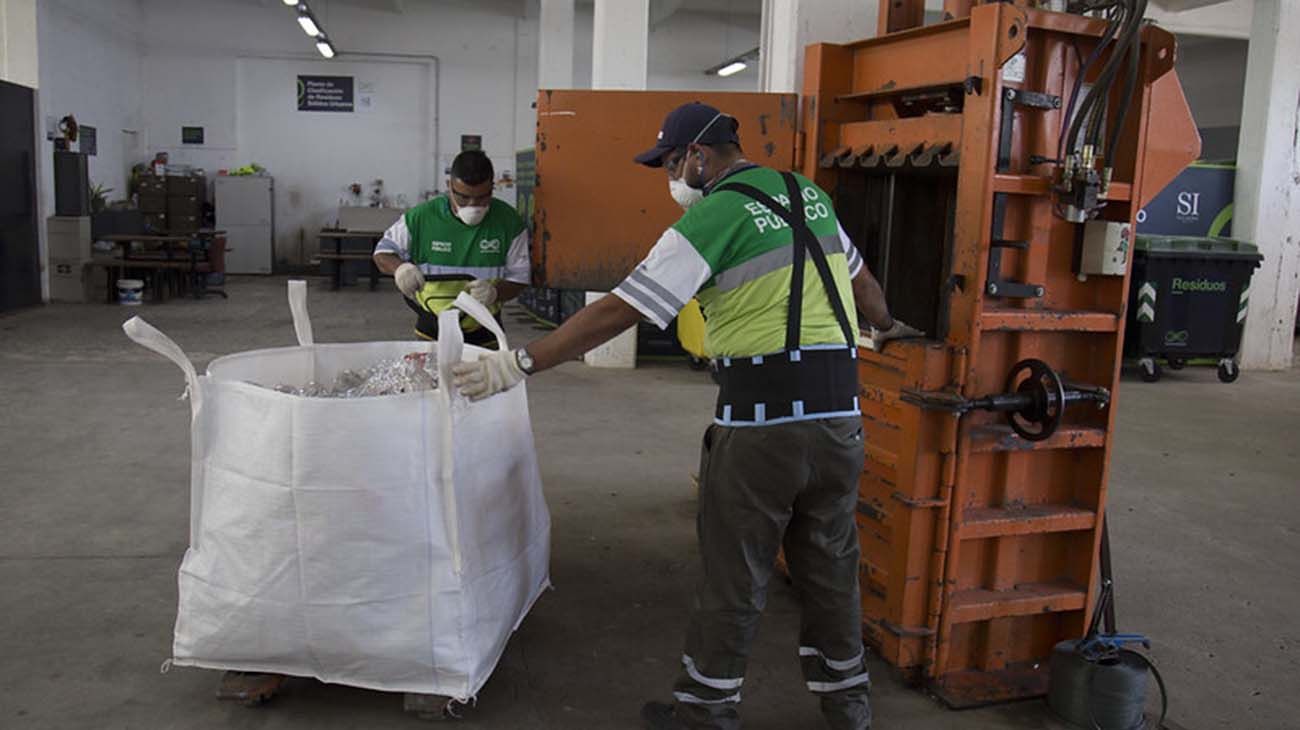 Todo se procesa a través de una cinta y luego el producto se enfarda y se entrega a la Cooperadora del Hospital Municipal Materno Infantil de San Isidro.