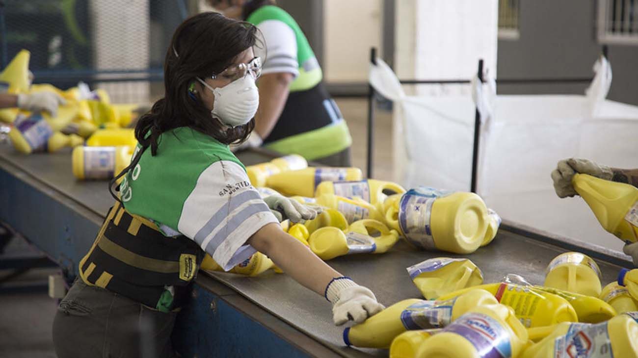 Todo se procesa a través de una cinta y luego el producto se enfarda y se entrega a la Cooperadora del Hospital Municipal Materno Infantil de San Isidro.