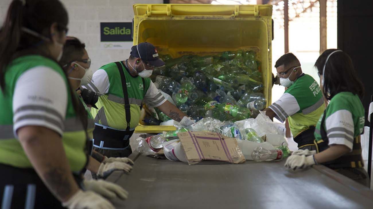 Todo se procesa a través de una cinta y luego el producto se enfarda y se entrega a la Cooperadora del Hospital Municipal Materno Infantil de San Isidro.