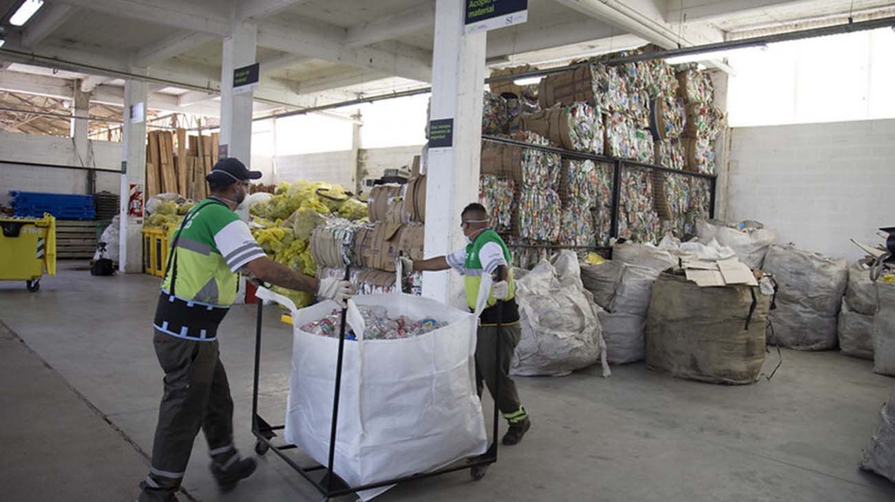 Todo se procesa a través de una cinta y luego el producto se enfarda y se entrega a la Cooperadora del Hospital Municipal Materno Infantil de San Isidro.